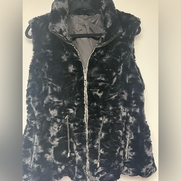 Faux Fur black Vest - Picture 2 of 4